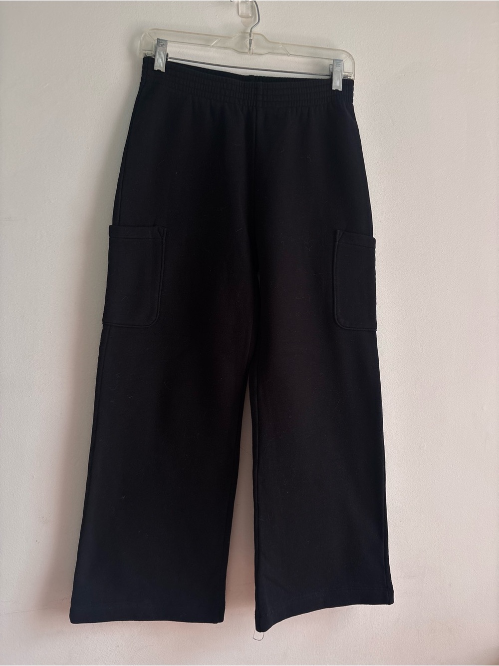 Aritzia Black Wide-Leg Cargo Sweatpants (Relaxed)